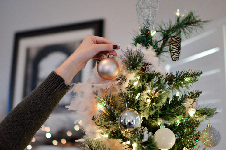 How to Turn Your Prelit Christmas Tree into a Beachy Vacation Oasis